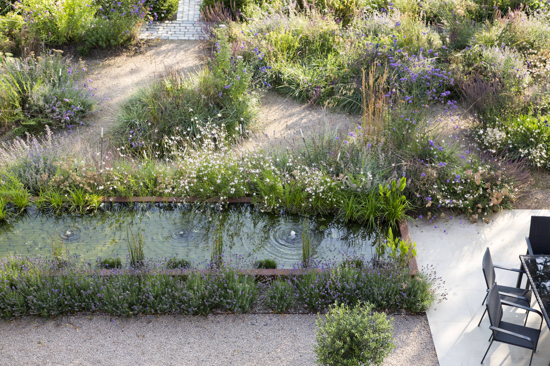 Family garden hove natural gravel garden