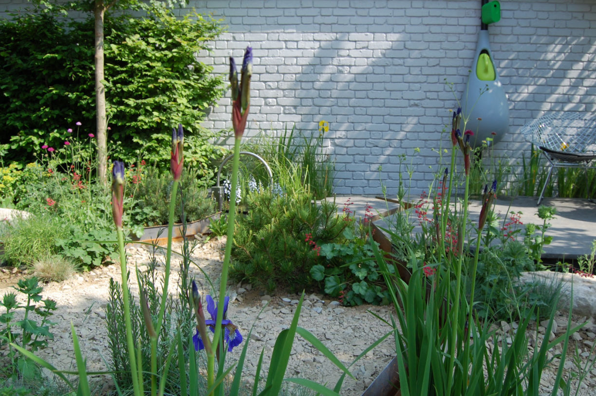 Waterbutt and gravel planting